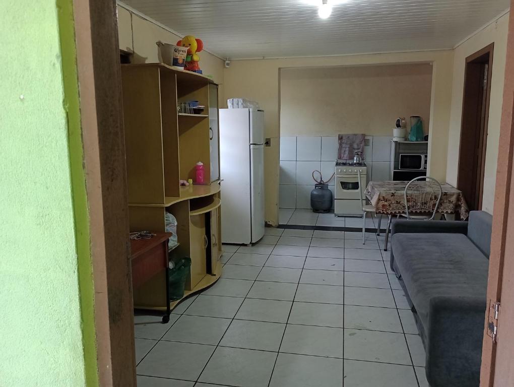 因贝Casa Imbé 100 MT do Mar的厨房配有冰箱、桌子和沙发