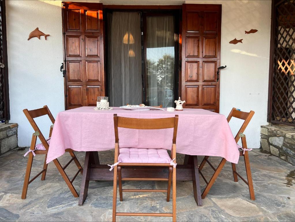 PlatanidiaPlatanidia Guesthouse的一张桌子上放着粉红色的桌布