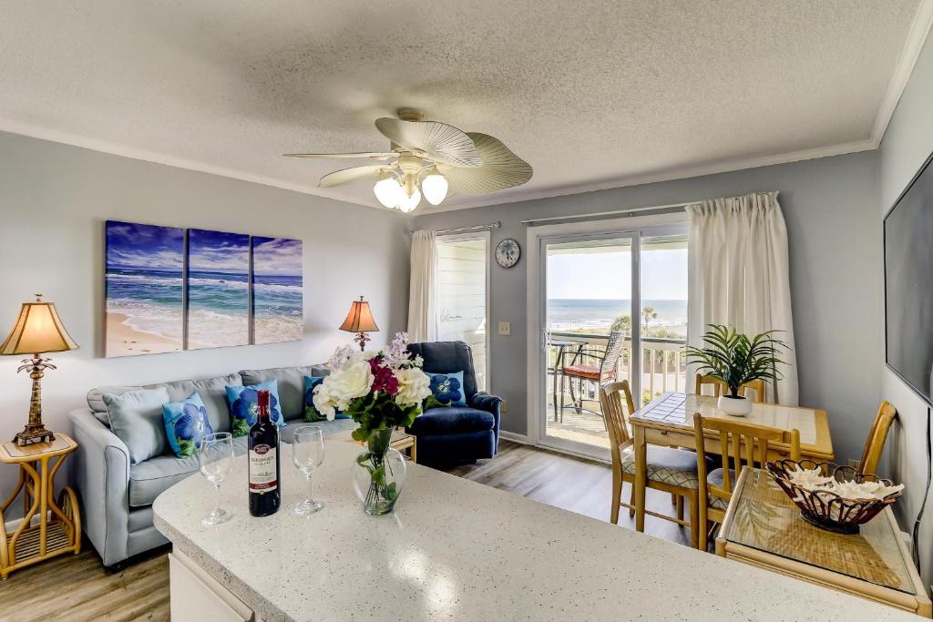棕榈岛309A Sea Cabin的客厅配有沙发和桌子