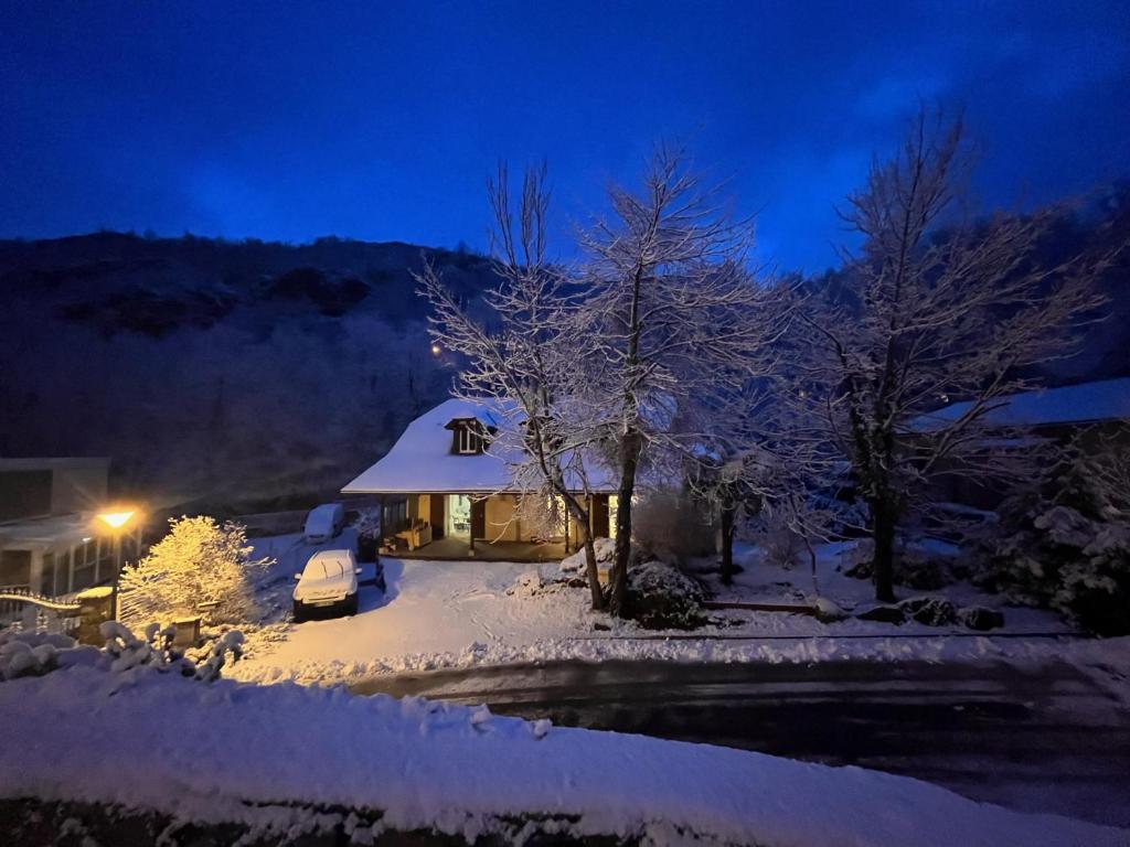 阿克斯莱泰尔姆Chalet d’Ax Pyrénées的被雪覆盖的房子