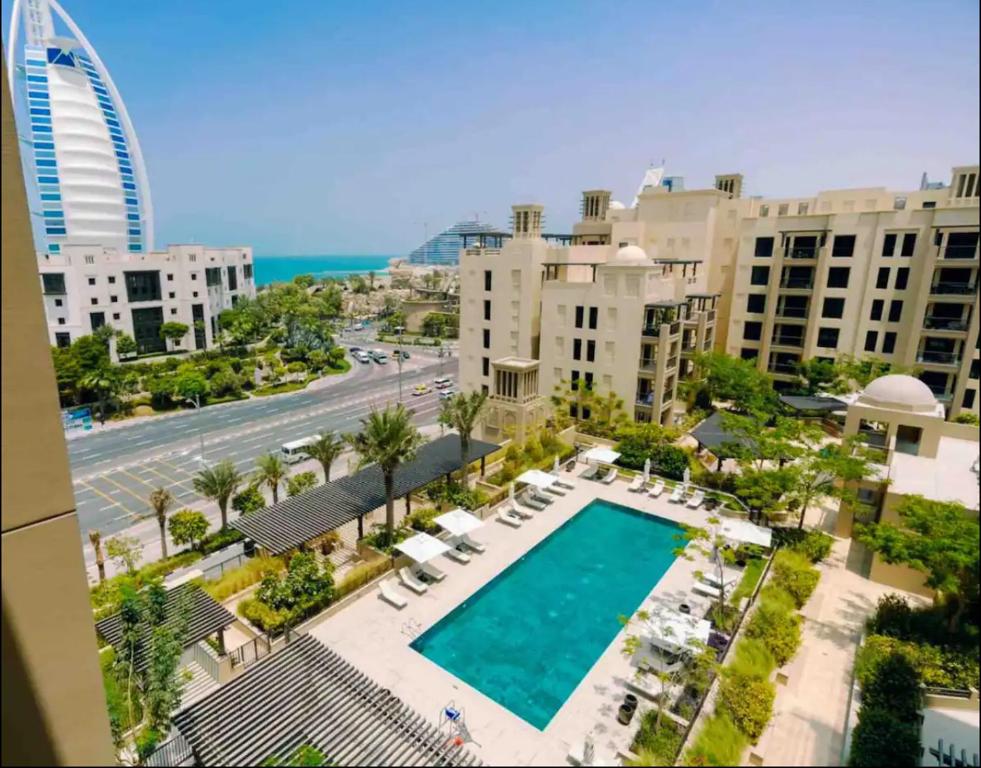 迪拜Burj Al Arab Front 2 Bedroom的城市游泳池的顶部景观,建筑