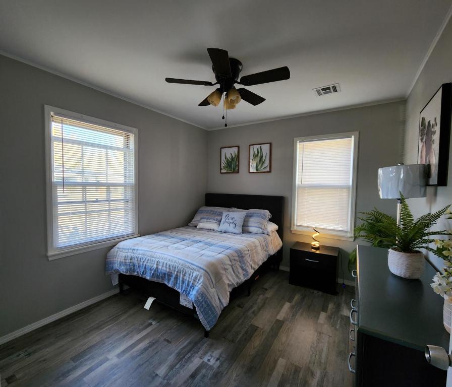俄克拉何马城Modern Comforts/7minTo Downtown的一间卧室配有一张床和吊扇