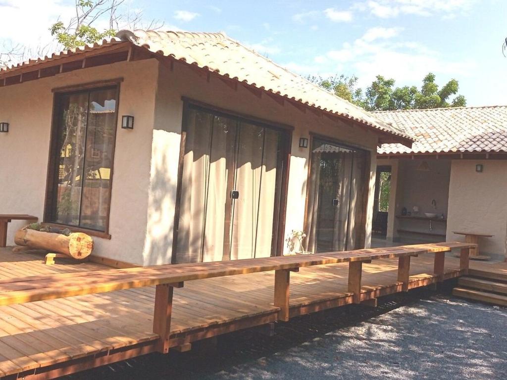 博尼图Chalé Buriti的一座小房子,设有大型木甲板