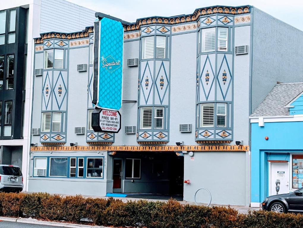 旧金山Signature Inn San Francisco Marina District的拥有蓝色和白色外墙的建筑