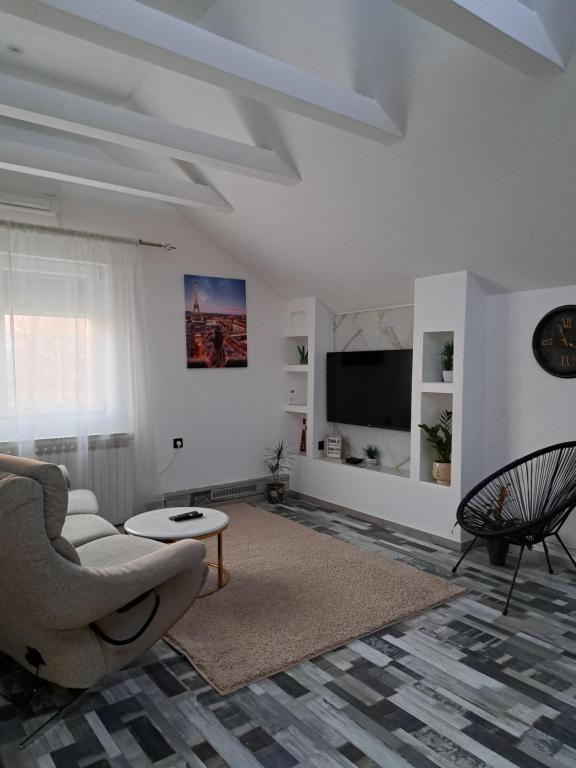 拉克塔希Apartman Mihaela的白色的客厅配有椅子和电视