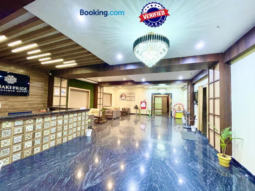 普里Hotel Janaki Pride, Puri fully-air-conditioned-hotel spacious-room with-lift-and-parking-facility的大堂设有酒吧和吊灯