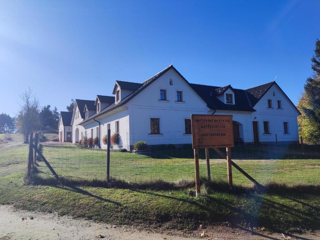 Český RudolecMatějovec 109 & Ubytování Na statku的前面有标志的白色房子