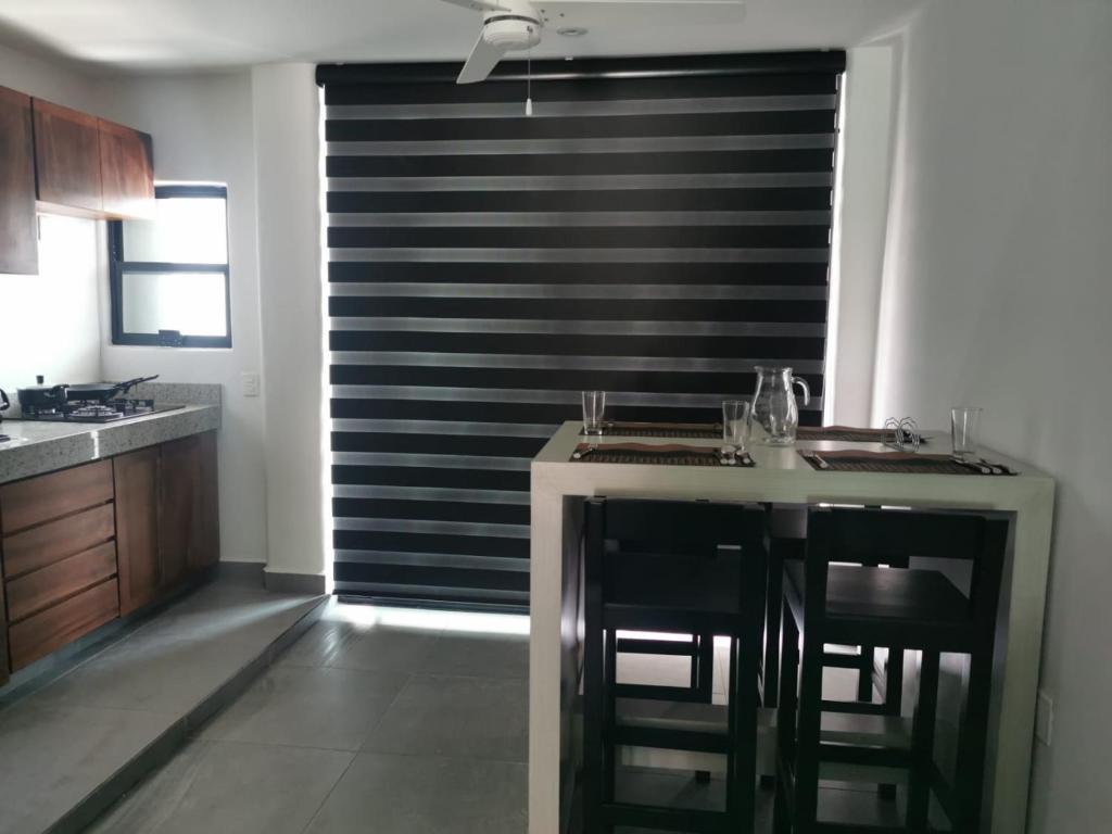 锡瓦塔塔内霍dept Miraflores的厨房设有大窗户和黑色窗帘