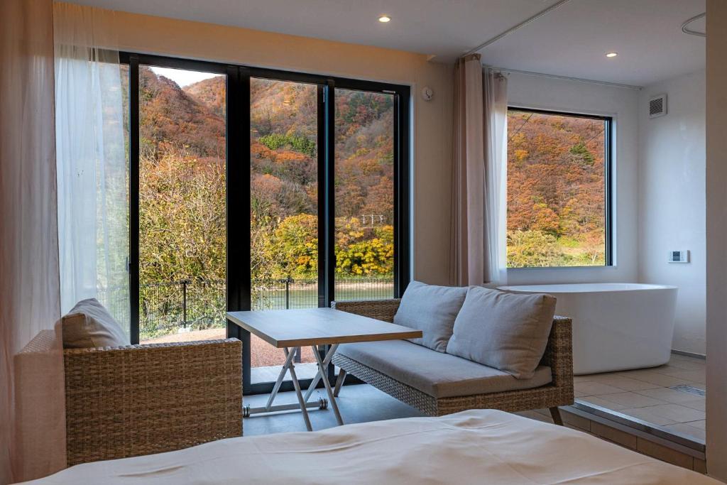 R;MOGAMI - Vacation STAY 25467v的一间带沙发、桌子和窗户的卧室