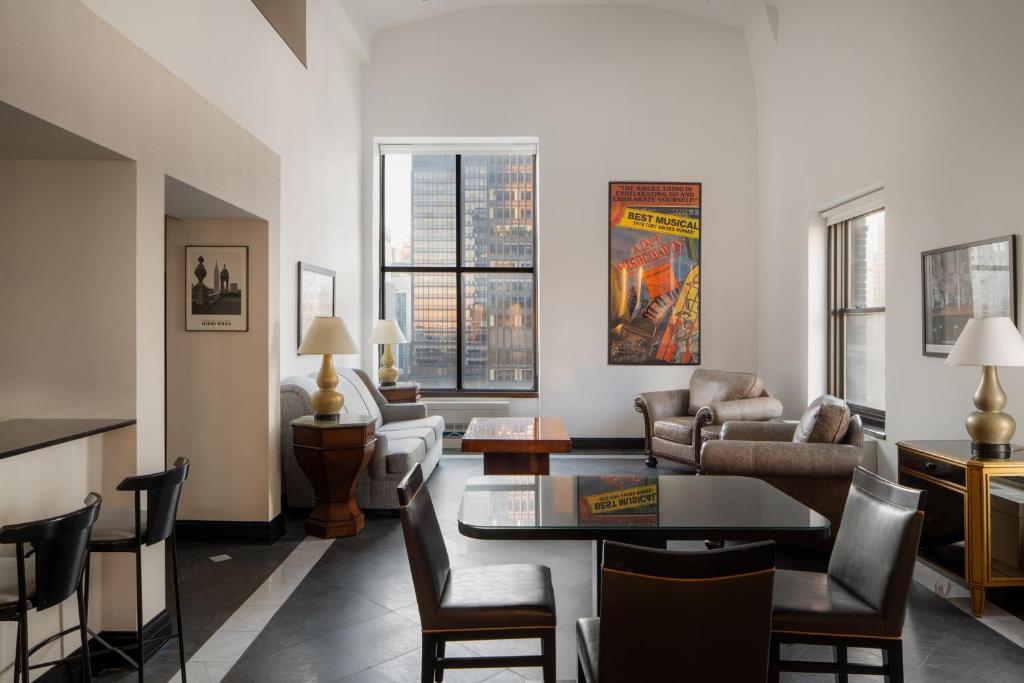 纽约曼哈顿俱乐部酒店的客厅配有沙发和桌子