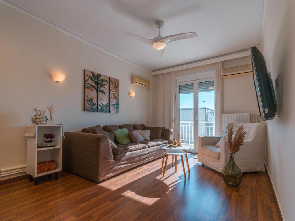 雅典Marousi Cozy Apartment的客厅配有沙发和桌子