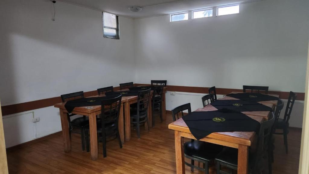 兰卡瓜Residencial F y V Spa的用餐室配有木桌和椅子
