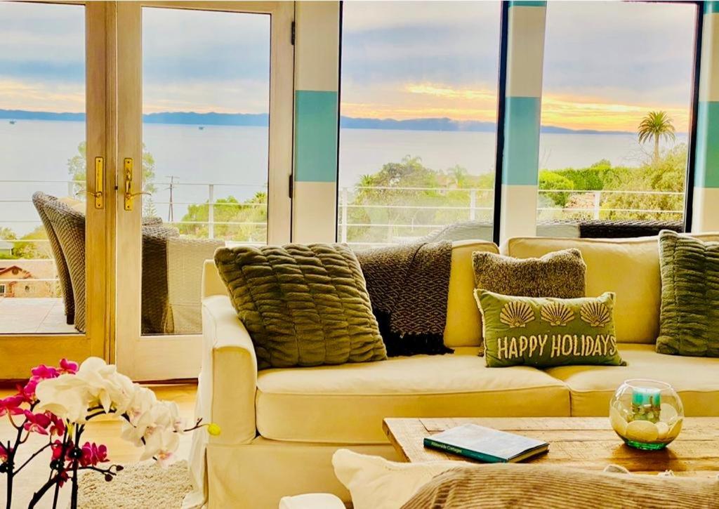 萨默兰Summer Beach House的客厅设有黄色沙发和大窗户