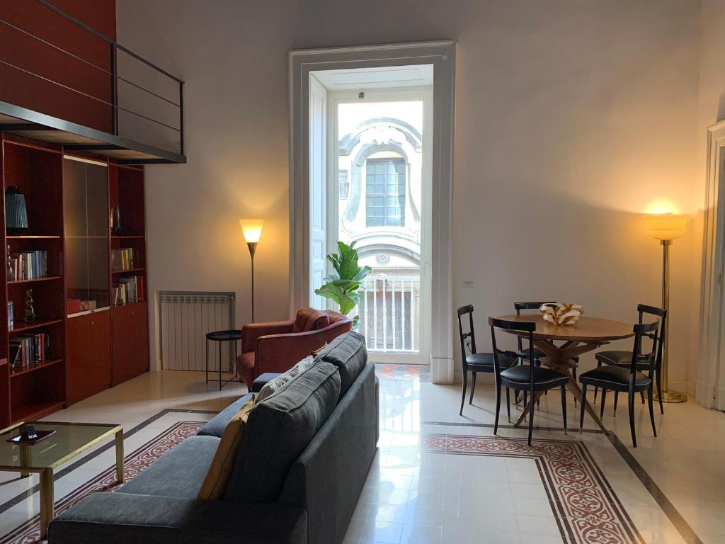 那不勒斯Casa Orlanda的客厅配有沙发和桌子