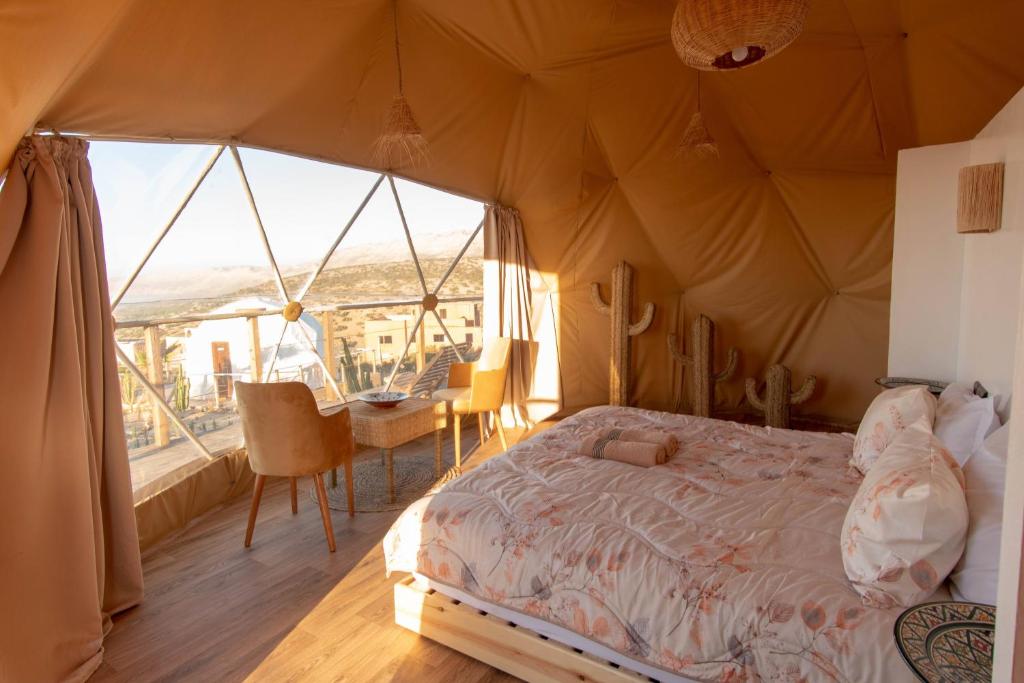 TamriTimlalin Dome的帐篷内一间卧室,配有一张床