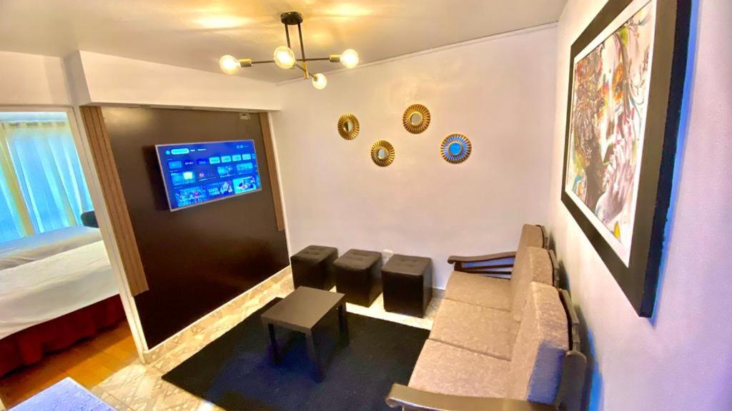 安达韦拉斯Apartamento Andahuaylas的客厅配有沙发、椅子和电视
