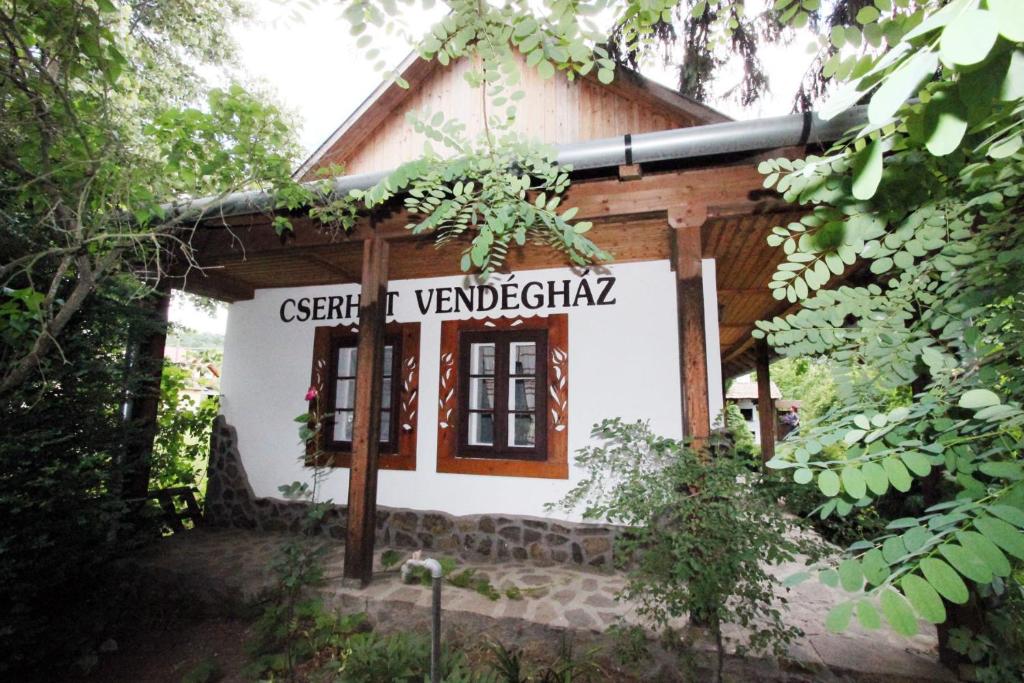 FelsőtoldCserhát Guesthouse的前面有标志的小房子