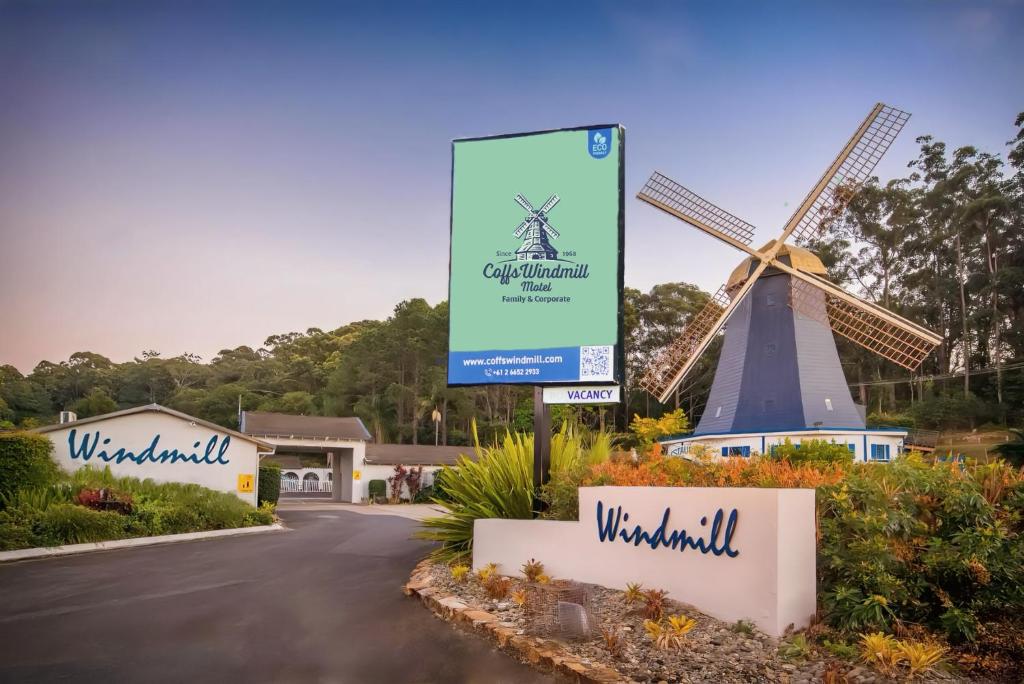 科夫斯港Coffs Windmill Motel的风车前的标志