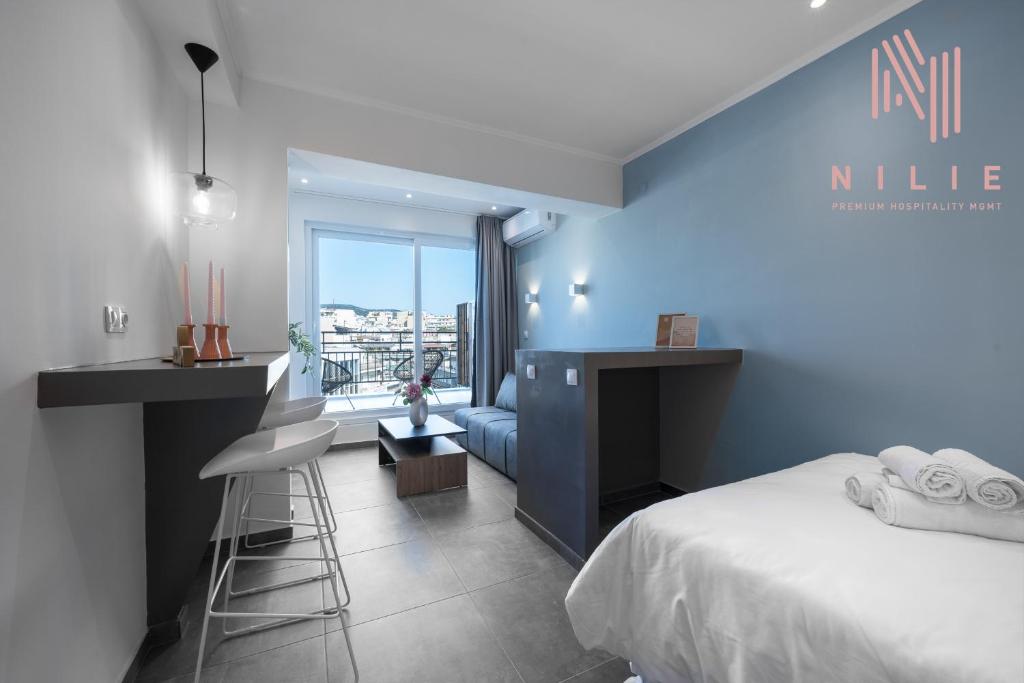 塞萨洛尼基V1 Penthouse, Nilie Hospitality MGMT的一间卧室设有一张床和蓝色的墙壁