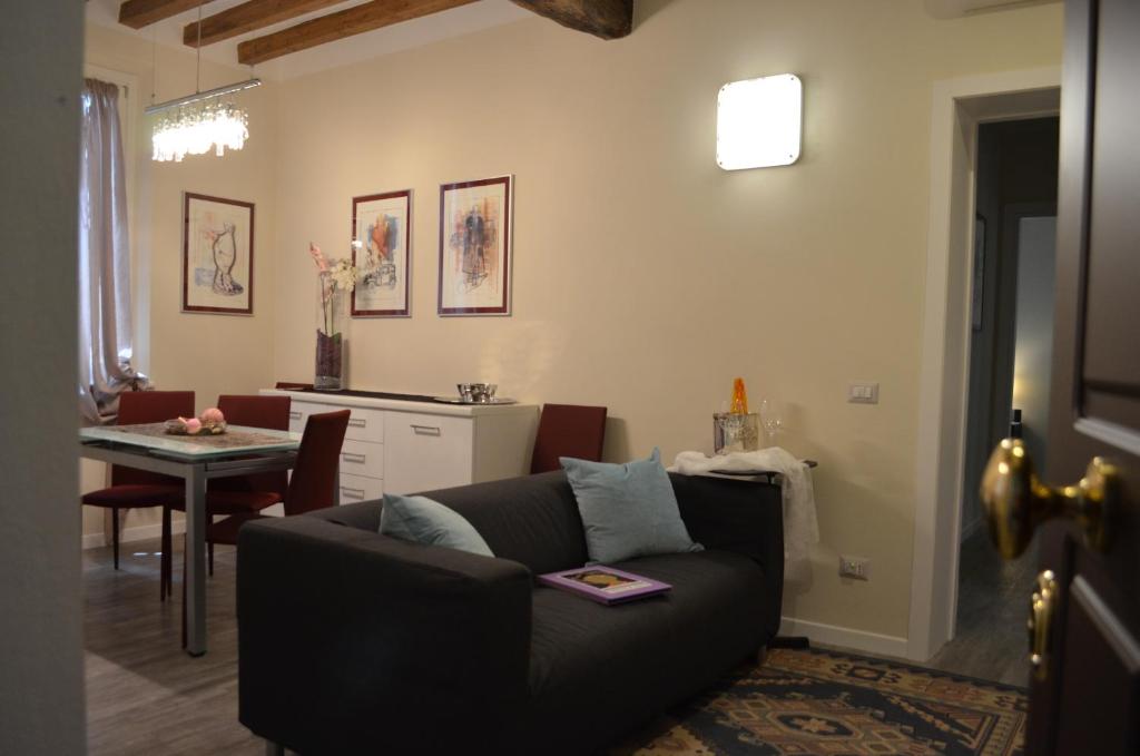 帕尔马Heart of Parma的客厅配有沙发和桌子