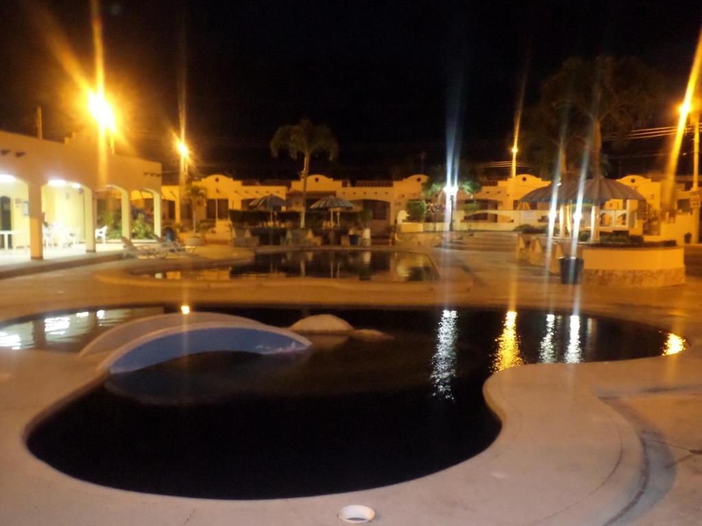 萨利纳斯Riveri Salinas V53的夜晚在庭院中间的一个喷泉