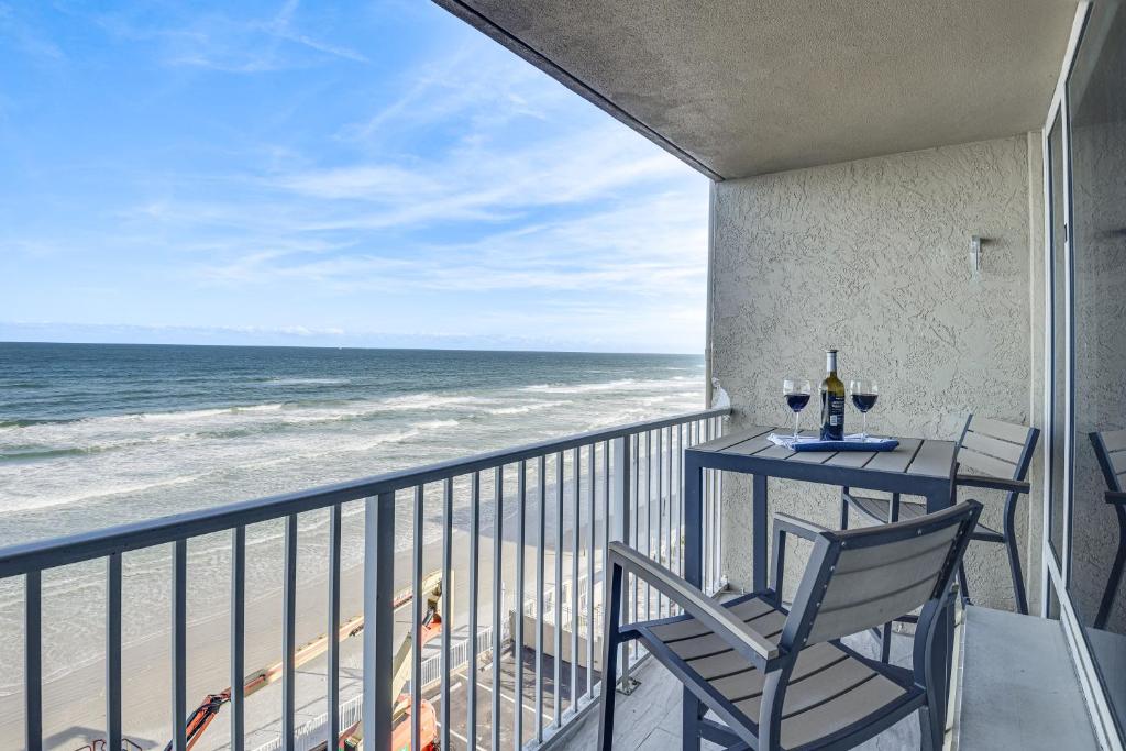 代托纳海滩Daytona Beach Retreat Beach Access!的一个带桌椅的海景阳台