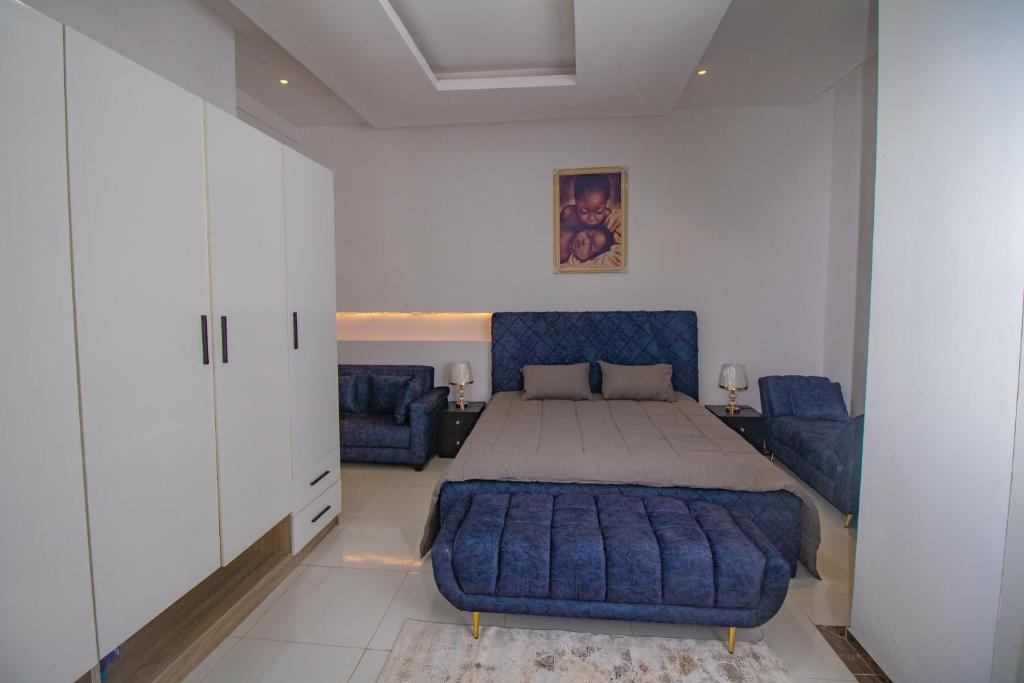 莱基Chic sanctuary & tranquil oasis的一间卧室配有一张床和一张蓝色的沙发