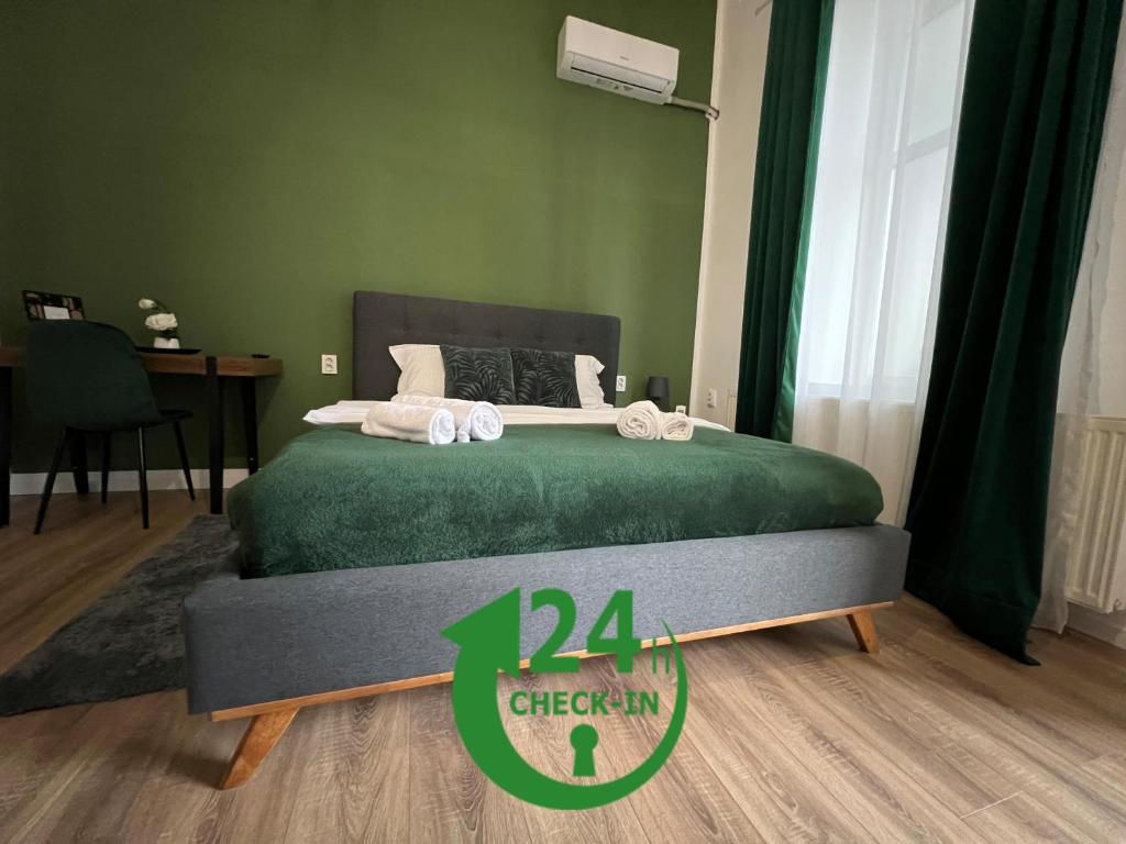 克卢日-纳波卡Homeland Center Cluj的绿色卧室,配有一张带标志的床