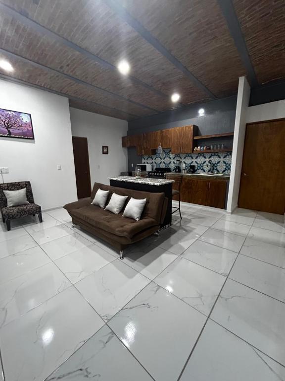 查帕拉Departamentos colibri y tortuga的客厅配有沙发和桌子
