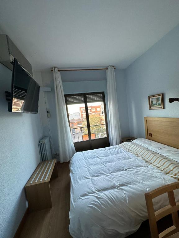 MoraHostal agripino y Restaurante asiático的一间卧室设有一张大床和一个窗户。