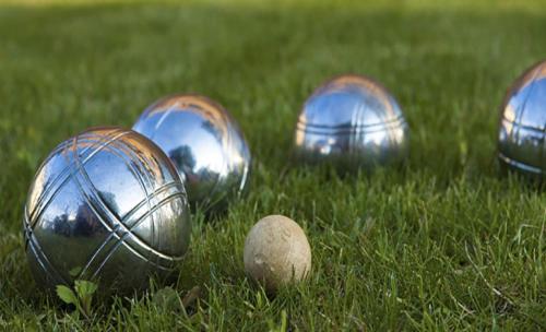 萨利波图尔house1的高尔夫球旁边的草地上三个球