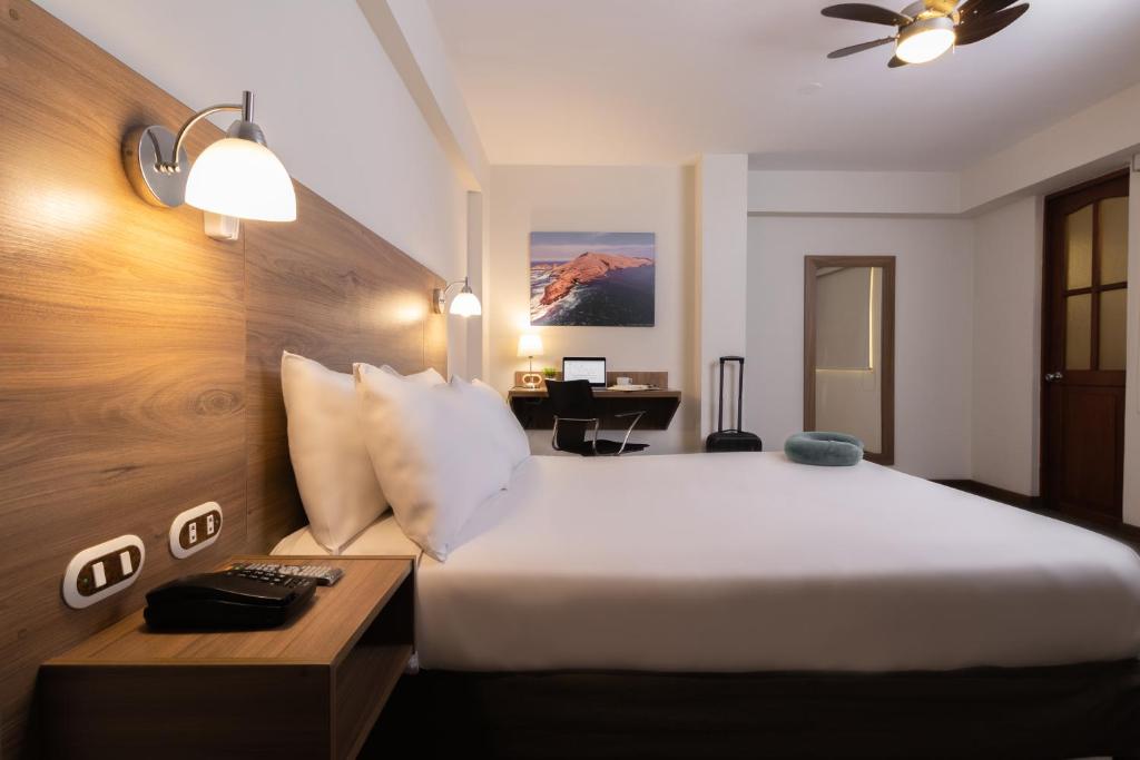 特鲁希略亚历山大酒店的酒店客房设有一张大床和一张书桌。