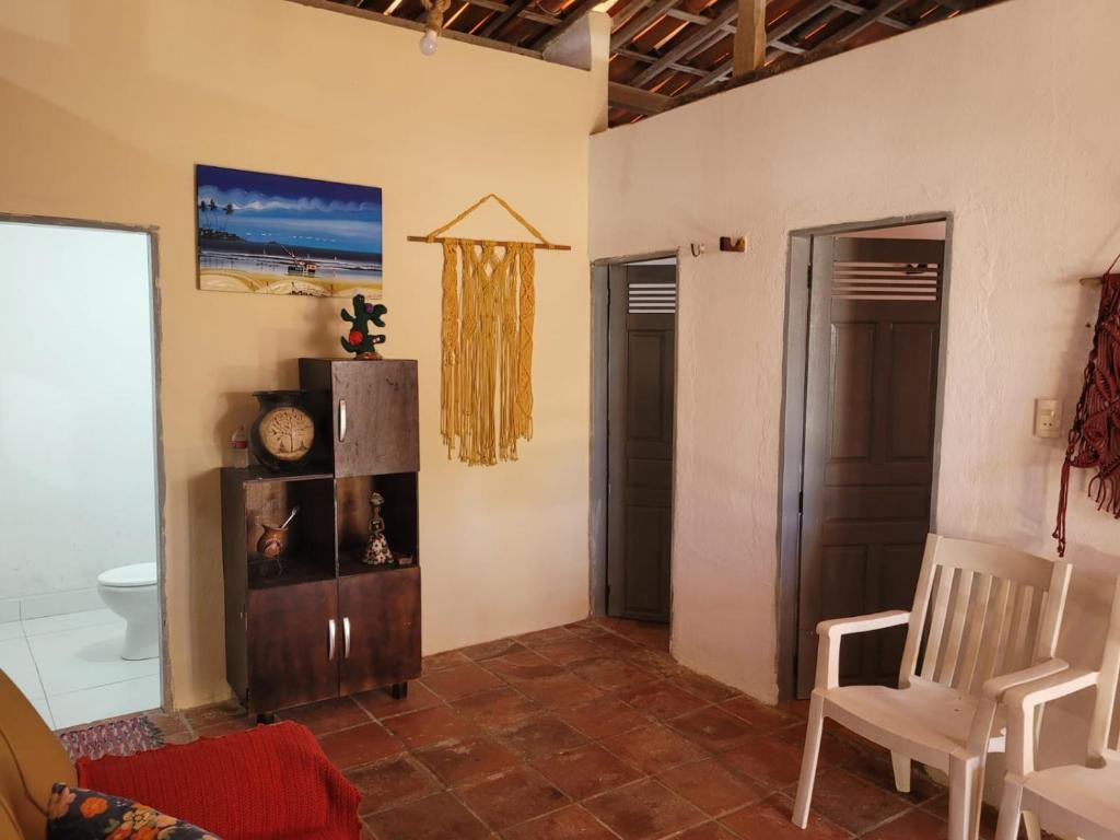 蒂鲍Casa em Tibau RN.的客厅配有沙发和椅子