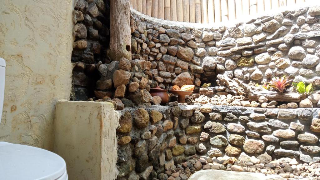 贾蒂卢维duegoal farmhouse的浴室设有石墙和卫生间