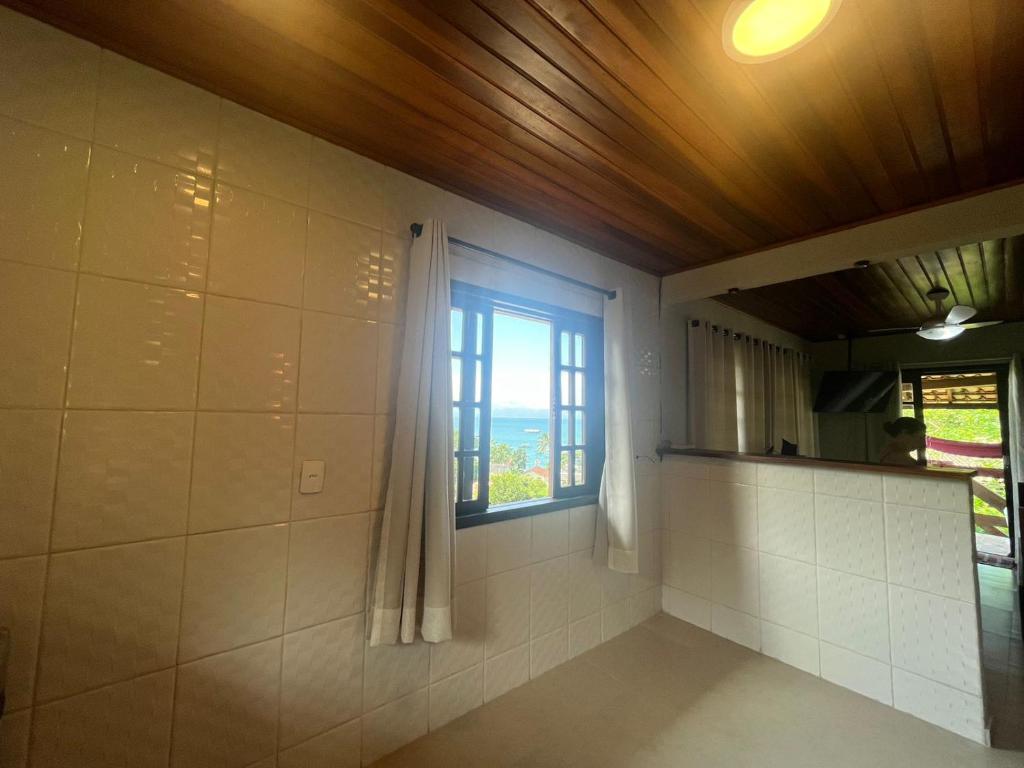 安格拉杜斯雷斯BEAUTIFUL VIEW的客房设有海景窗户。