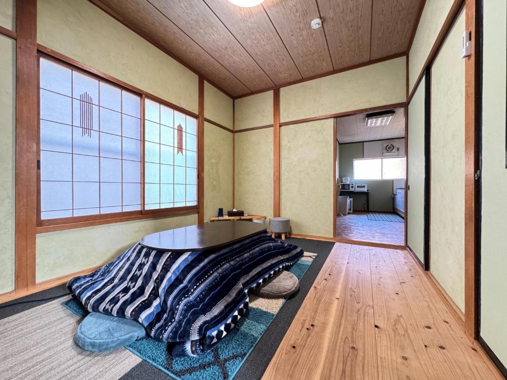 户田Calmbase Nishi Izu - Vacation STAY 30929v的一间房间,地板上配有一张桌子和一条毯子