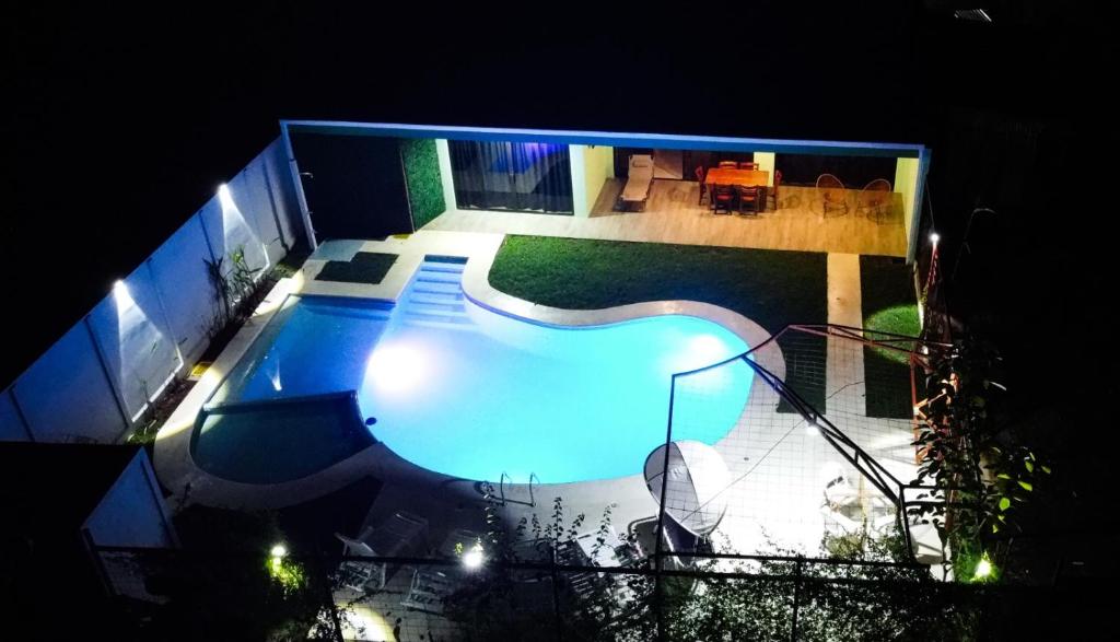 福尔图纳Home La Fortuna的享有游泳池的顶部景色