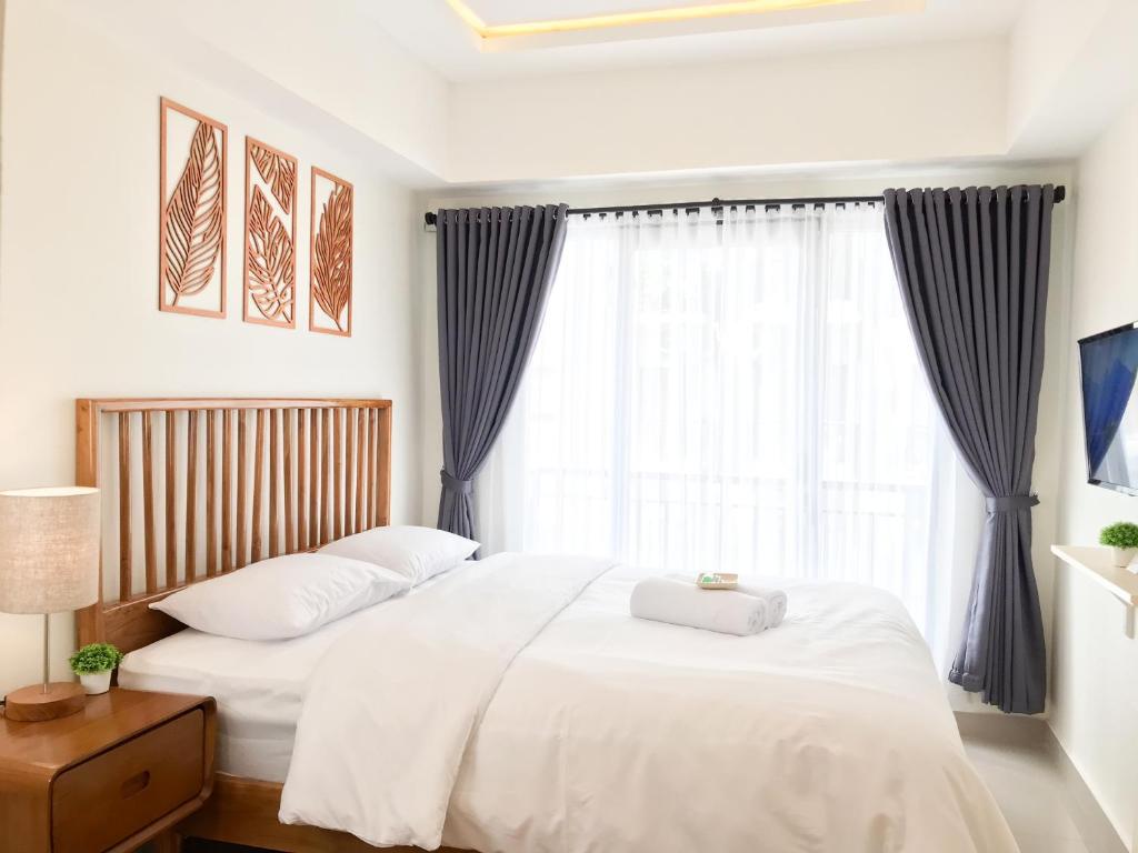 万隆Beriruang的卧室设有两张床,带窗户