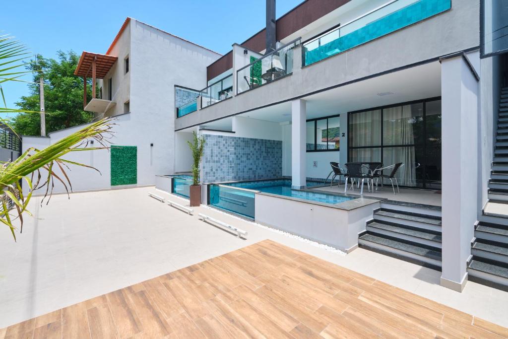 帕拉蒂Villa da Serra 2 - Casa com piscinas privativas vidro的一座带游泳池的房子的图象