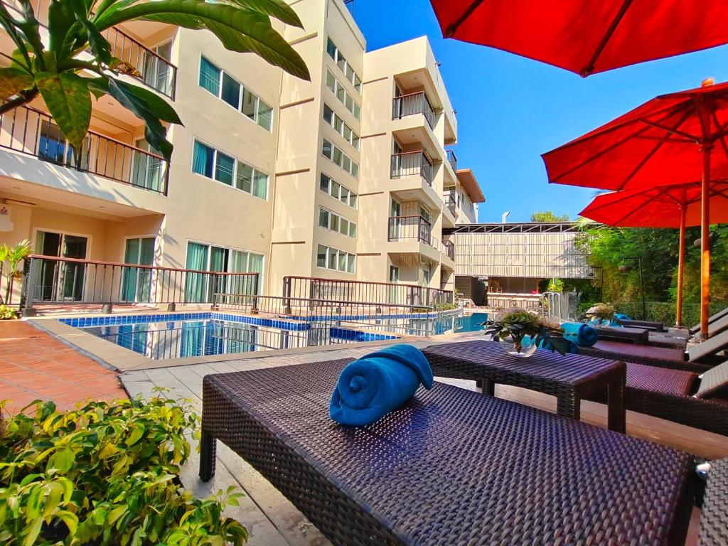 奥南海滩奥南四季海滩度假酒店的游泳池畔桌子上的一个蓝色枕头