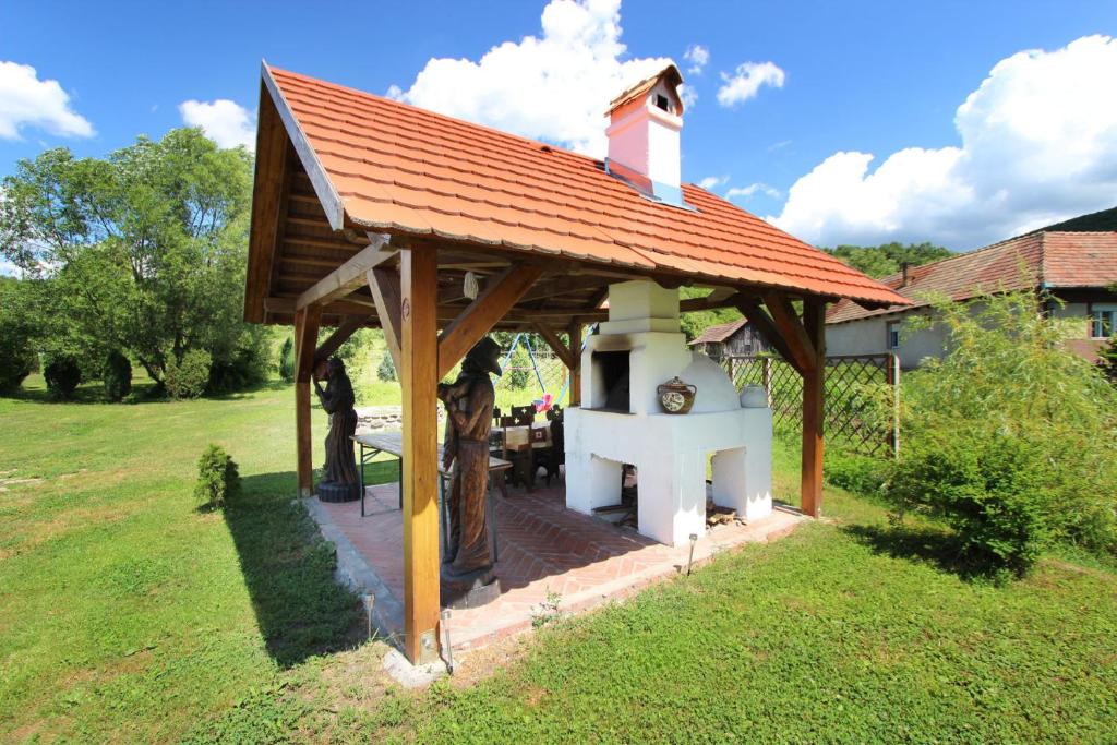 FelsőtoldToldi Vendégház的院子中带屋顶的小房子