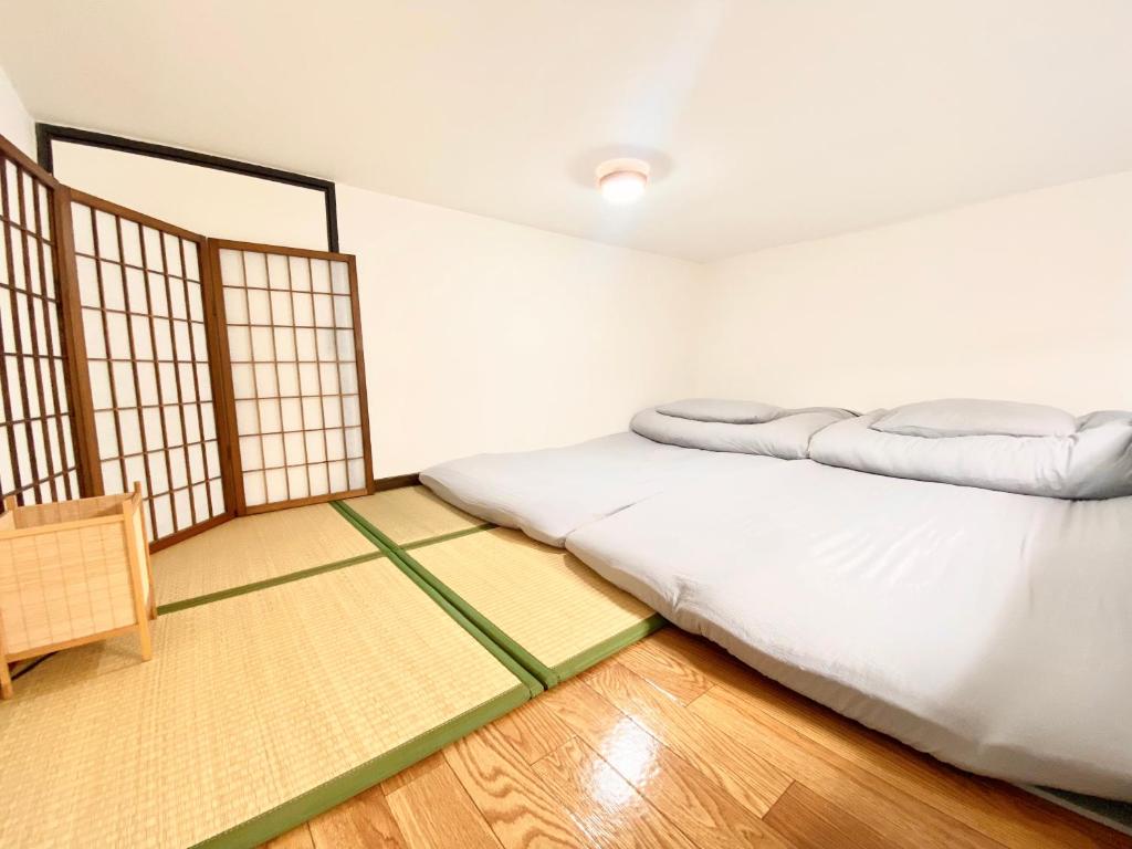 福冈FUEL INN的白色客房 - 带两张床和椅子