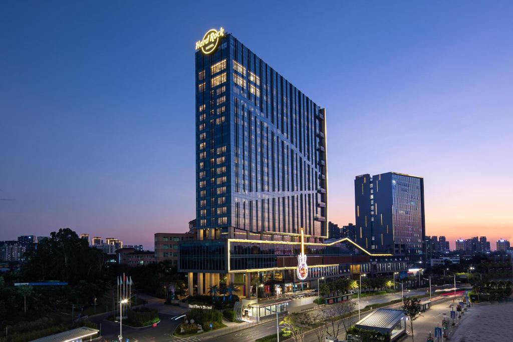 深圳深圳硬石酒店的夜晚在城市的高楼