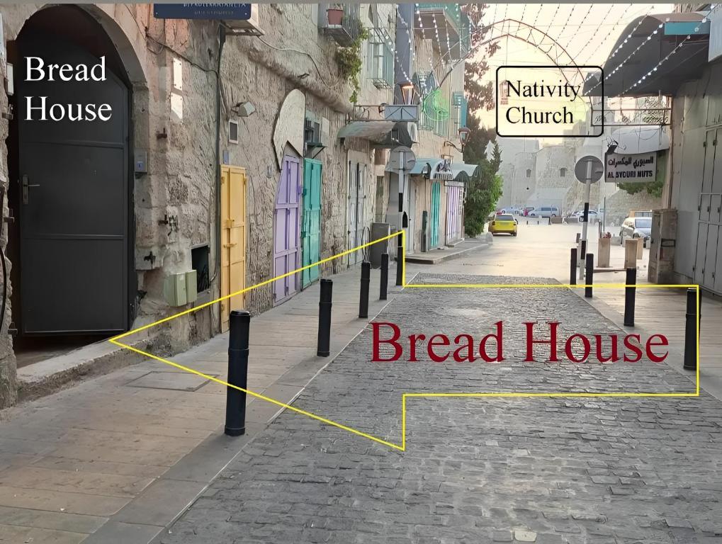 伯利恒BREAD HOUSE的一条街道上,有字眼,有面包房和面包房