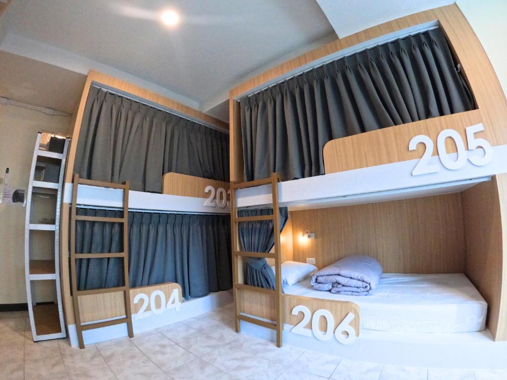 卡伦海滩KPOP Hostel的一间客房内配有两张双层床的房间