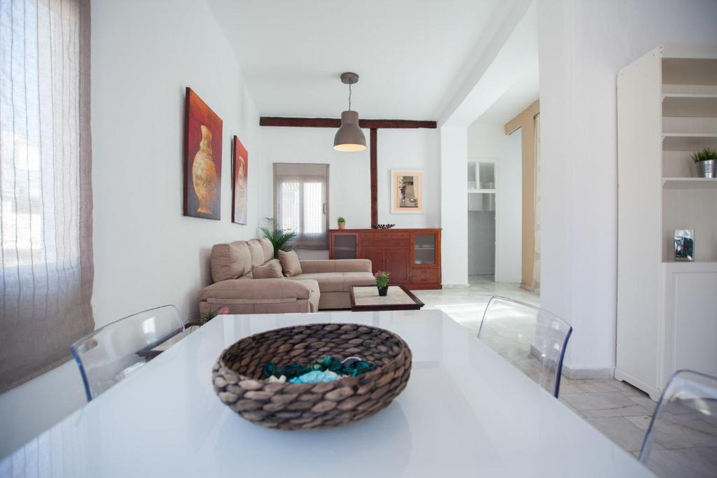 马拉加大教堂公寓的客厅配有白色的桌子和椅子