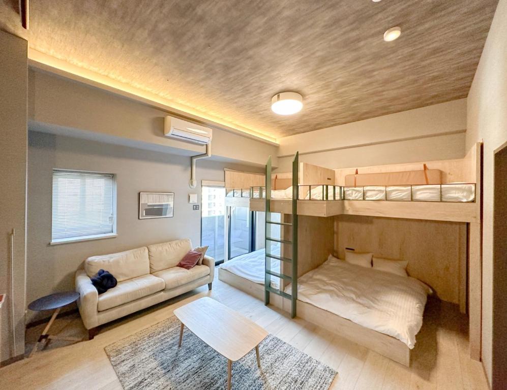福冈Rakuten STAY Fukuoka Yakuin Family Room的一间带双层床和沙发的客厅