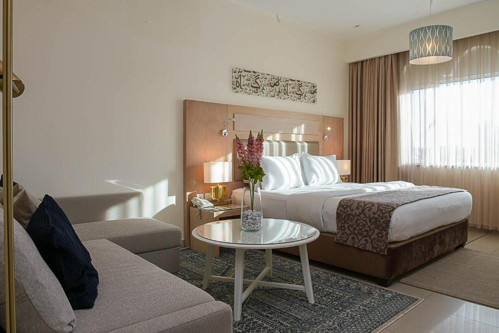 安曼托莱多安曼酒店的酒店客房,配有床和沙发
