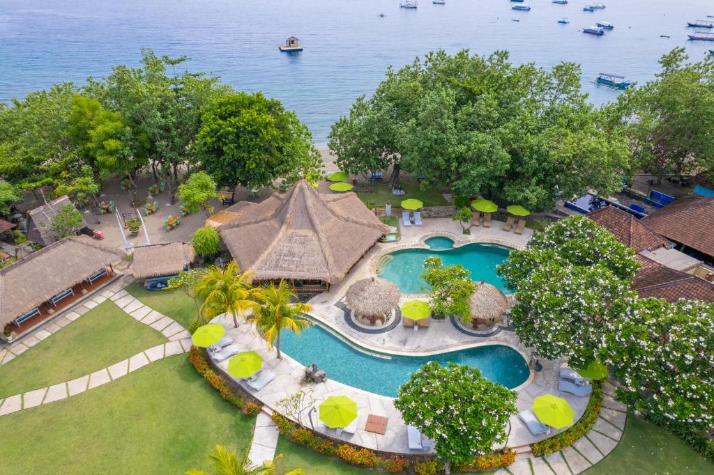佩母德兰塔曼沙丽巴厘Spa度假酒店的享有带游泳池的度假村的空中景致