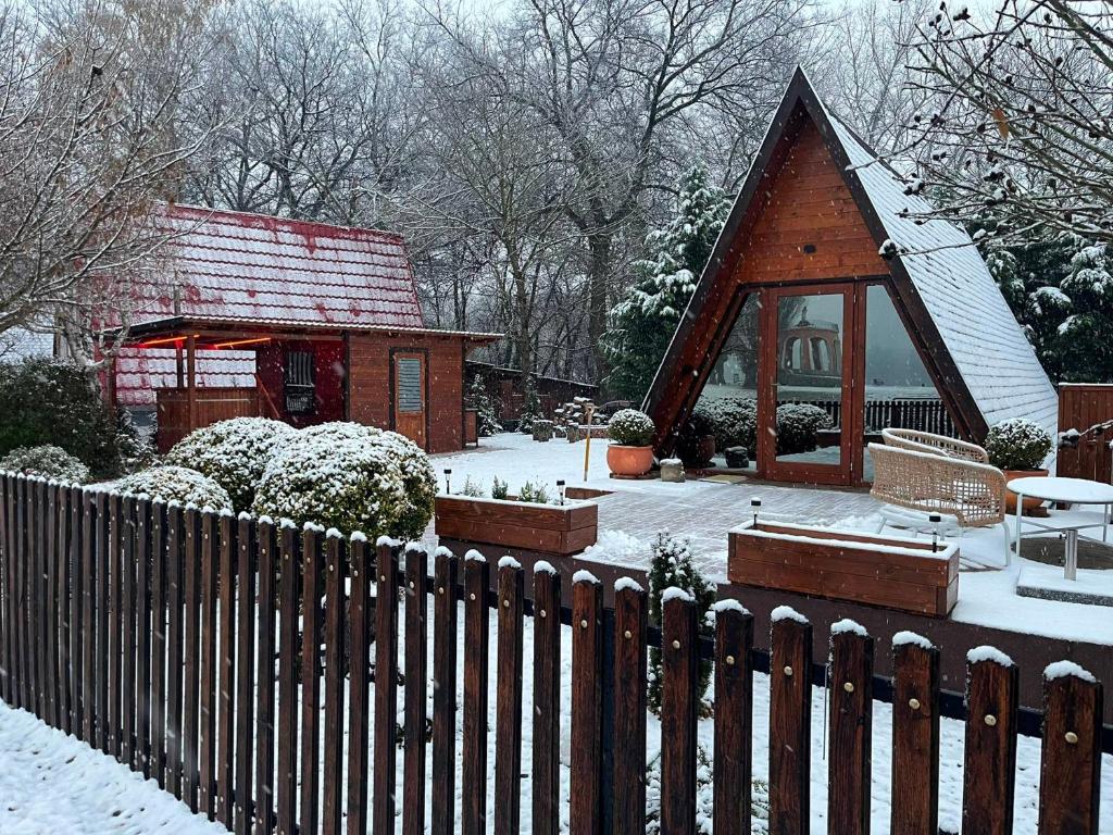 包姚Volenter Lux Duna Spa的雪中带围栏的小房子